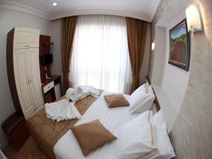 Llit o llits en una habitació de Arife Sultan Hotel