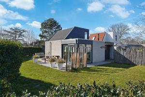 奥德多普Prunus 16 - Klepperstee Ouddorp NOT INTENDED FOR COMPANY OR WORK-RELATED STAYS的院子里设有玻璃门的白色房子