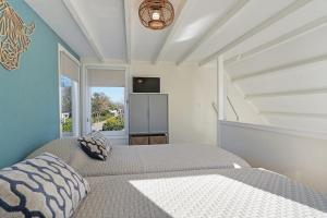 奥德多普Prunus 16 - Klepperstee Ouddorp NOT INTENDED FOR COMPANY OR WORK-RELATED STAYS的一间有两张床和楼梯的卧室