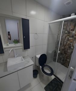 une salle de bain avec toilettes, lavabo et douche dans l'établissement Lindo apart. Terreo recreio dos bandeirantes no Rio de janeiro, à Rio de Janeiro