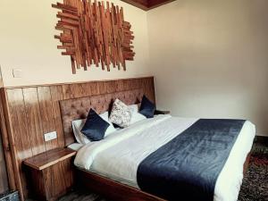 Voodi või voodid majutusasutuse Trimounts-A Boutique Hotel & Wellnes Center in Tirthan Valley toas