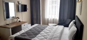 Postel nebo postele na pokoji v ubytování Victoria Family Hotel