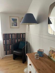 sala de estar con silla y lámpara en Chez Pierre et Caroline, en Les Herbiers