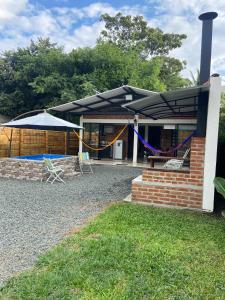 Un edificio con una tienda de campaña, una mesa y sillas. en Cabaña el Anhelo, en Ginebra 29 fotos más