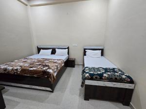 Postel nebo postele na pokoji v ubytování Hotel Siddhi Palace, Ayodhya Near Ram Mandir