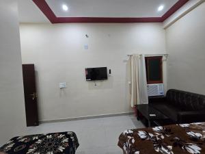 TV a/nebo společenská místnost v ubytování Hotel Siddhi Palace, Ayodhya Near Ram Mandir
