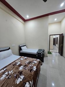 Postel nebo postele na pokoji v ubytování Hotel Siddhi Palace, Ayodhya Near Ram Mandir