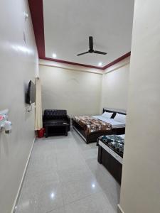 Postel nebo postele na pokoji v ubytování Hotel Siddhi Palace, Ayodhya Near Ram Mandir