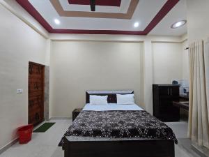 Postel nebo postele na pokoji v ubytování Hotel Siddhi Palace, Ayodhya Near Ram Mandir