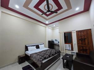 Postel nebo postele na pokoji v ubytování Hotel Siddhi Palace, Ayodhya Near Ram Mandir