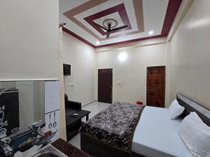 Postel nebo postele na pokoji v ubytování Hotel Siddhi Palace, Ayodhya Near Ram Mandir