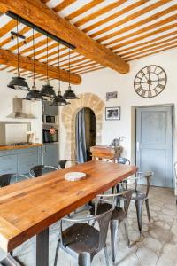 Η κουζίνα ή μικρή κουζίνα στο L'Oustal Di Fabre - Villa avec piscine à Vers-Pont-du-Gard