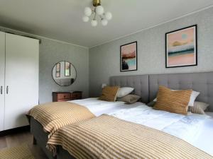 Postel nebo postele na pokoji v ubytování Jojos Lodge