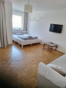 Una habitación con dos camas y un televisor de pantalla plana. en Studio Flat Medien Hafen 30minToFair, en Düsseldorf