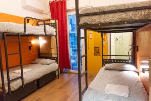 Postel nebo postele na pokoji v ubytování Sunflower Beach Backpacker Hostel & Bar