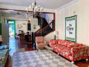 Χώρος καθιστικού στο The Okra Inn Carrollton