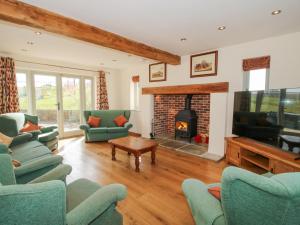 TV a/nebo společenská místnost v ubytování Cuckoo Pen Cottage
