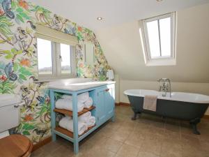 Koupelna v ubytování Cuckoo Pen Cottage + 49 fotografií