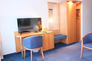 TV a/nebo společenská místnost v ubytování Stargaze Forum Hotel Düsseldorf-Hilden