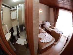 فندق أريف سلطان في إسطنبول: صورتين لحمام مع دش وغرفة نوم