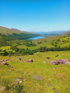 un campo verde con un lago in lontananza di Luxury Studio Stunning Views - Milltown a Milltown