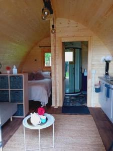 una camera con un letto e un tavolo in una stanza di Luxury Studio Stunning Views - Milltown a Milltown