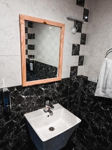 Vannituba majutusasutuses Trimounts-A Boutique Hotel & Wellnes Center in Tirthan Valley
