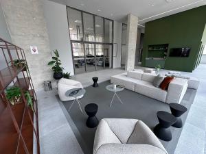 una sala de estar con un sofá y una mesa en TrevizZo Analia Franco, en São Paulo