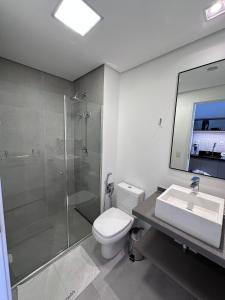 Un baño con inodoro, ducha y lavabo. en TrevizZo Analia Franco, en São Paulo