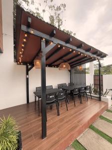 un patio avec une table et des chaises sous une pergola dans l'établissement Villa Serene Resort, à General Trias 18 autres photos
