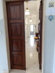 a hallway with a wooden door in a house at Le Rondini in Trani
