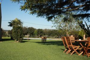 Ein Garten an der Unterkunft Masía Rural Can Poch