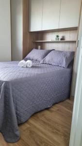 une chambre avec un lit avec deux serviettes dessus dans l'établissement Bauru Apartamento Fly Aeroclube USP FOB Shopping Hospital, à Bauru