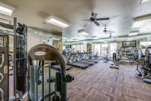 Γυμναστήριο ή/και όργανα γυμναστικής στο New Upscale 1BR Stay with Mini Golf Sauna & Heated Pool