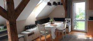 jadalnia z białym stołem i krzesłami w obiekcie Apartmány Pod Putimskou branou w Piosku