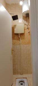 ein Bad mit WC in einem Zimmer in der Unterkunft شقة أرضية عائلية مكونة من 3 غرف نوم وصالة ومطبخ 7 in Riad