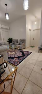 ein Wohnzimmer mit einer Couch und einem Teppich auf dem Boden in der Unterkunft شقة أرضية عائلية مكونة من 3 غرف نوم وصالة ومطبخ 7 in Riad