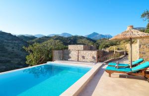 モコロスにあるVilla Fegariの山々の景色を望むスイミングプール +13枚の写真