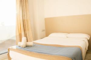 Łóżko lub łóżka w pokoju w obiekcie Hotel Playa Conil - Beachfront Studios & Suites