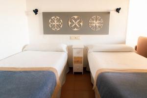 Łóżko lub łóżka w pokoju w obiekcie Hotel Playa Conil - Beachfront Studios & Suites