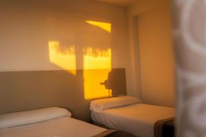 Łóżko lub łóżka w pokoju w obiekcie Hotel Playa Conil - Beachfront Studios & Suites