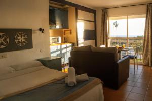 Łóżko lub łóżka w pokoju w obiekcie Hotel Playa Conil - Beachfront Studios & Suites