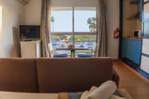Telewizja i/lub zestaw kina domowego w obiekcie Hotel Playa Conil - Beachfront Studios & Suites