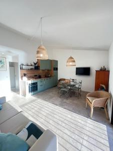 Dapur atau dapur kecil di Maison Bord de mer Theoule