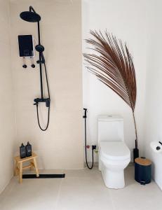 e bagno con servizi igienici e doccia. di CASA BUKO Tropical Homes El Nido a El Nido Altre 22 foto