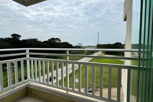 a balcony with a view of a parking lot at Apartamento em Bertioga - SP (2) in Ilha Monte Pascoal