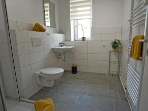 a bathroom with a toilet and a sink at HOGULU - 3 - RAUM - App 25 mit Balkon in Brandenburg an der Havel