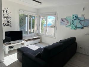 Μια τηλεόραση ή/και κέντρο ψυχαγωγίας στο Beach House Sant'Andrea +37 φωτογραφίες