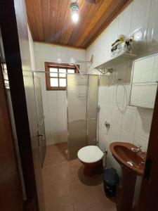 Un baño con ducha, inodoro y lavabo. en Casa Madeira em Santo hilario, en Pimenta