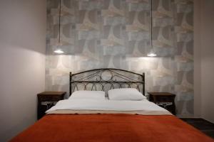 une chambre avec un grand lit avec deux oreillers dans l'établissement Cozy apartment for travelling, à Tbilissi